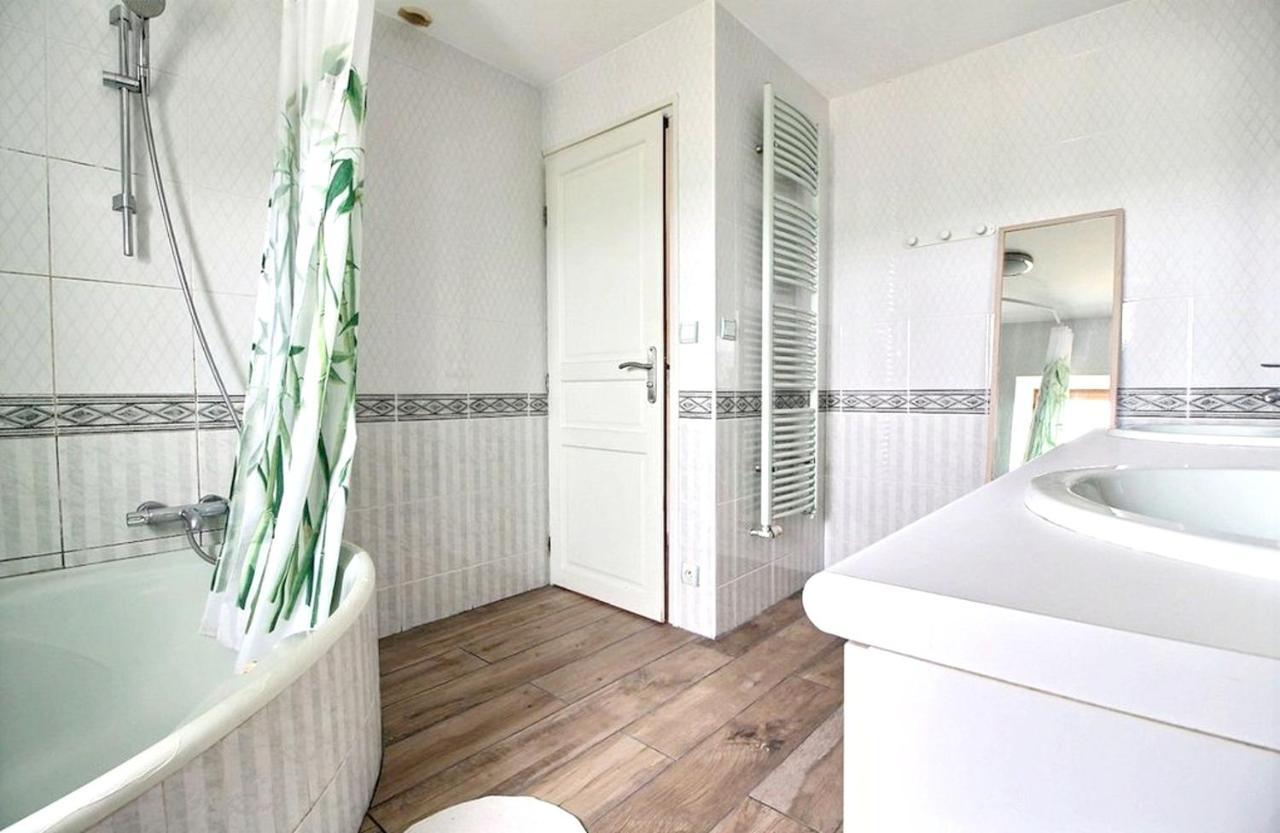 Maison Spacieuse A Plougonven Avec Jacuzzi Et Jardin エクステリア 写真