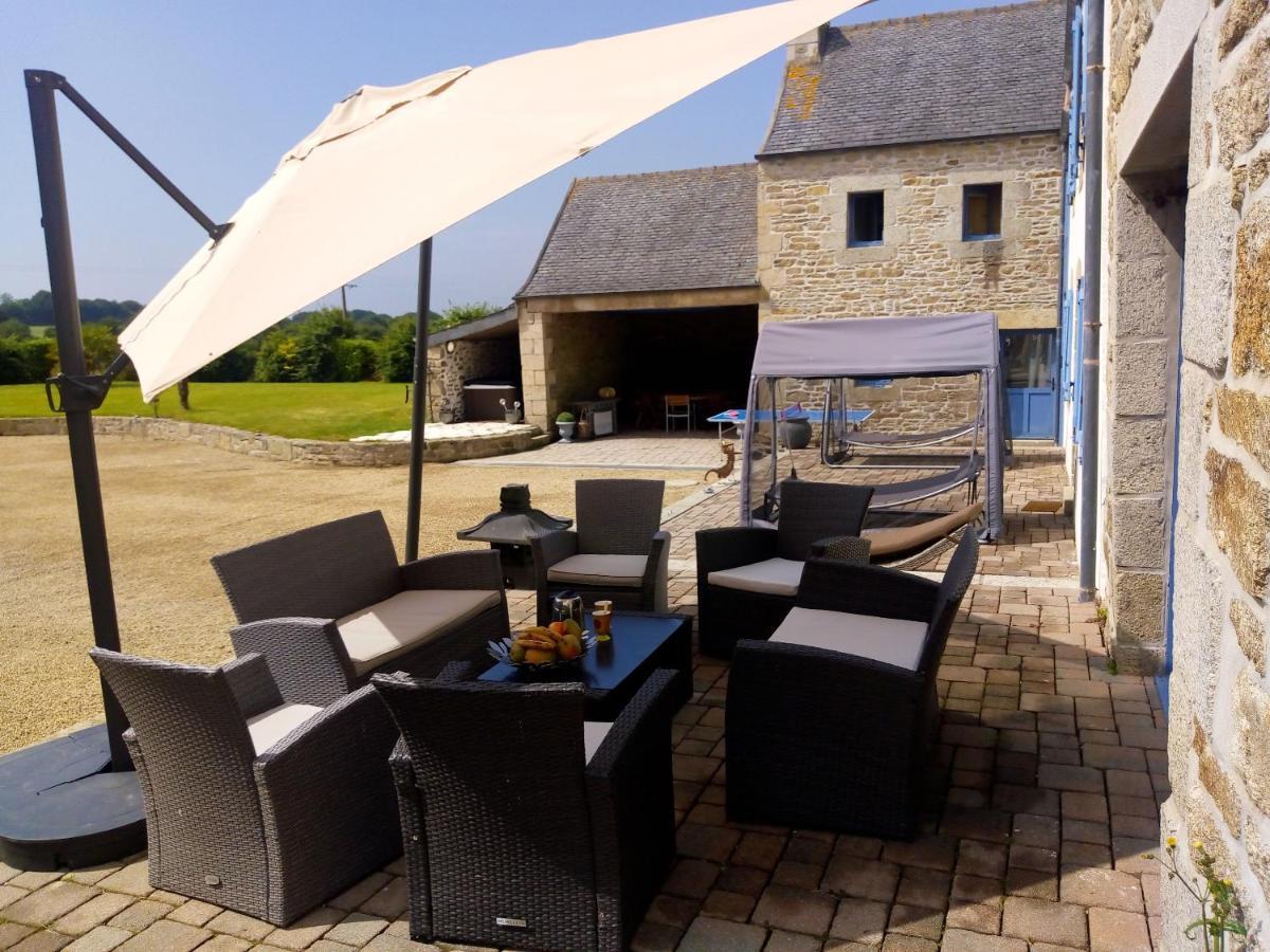 Maison Spacieuse A Plougonven Avec Jacuzzi Et Jardin エクステリア 写真
