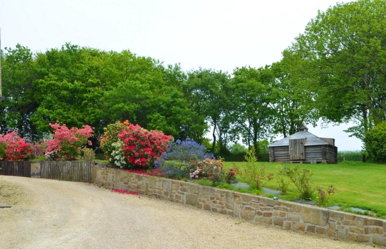 Maison Spacieuse A Plougonven Avec Jacuzzi Et Jardin エクステリア 写真