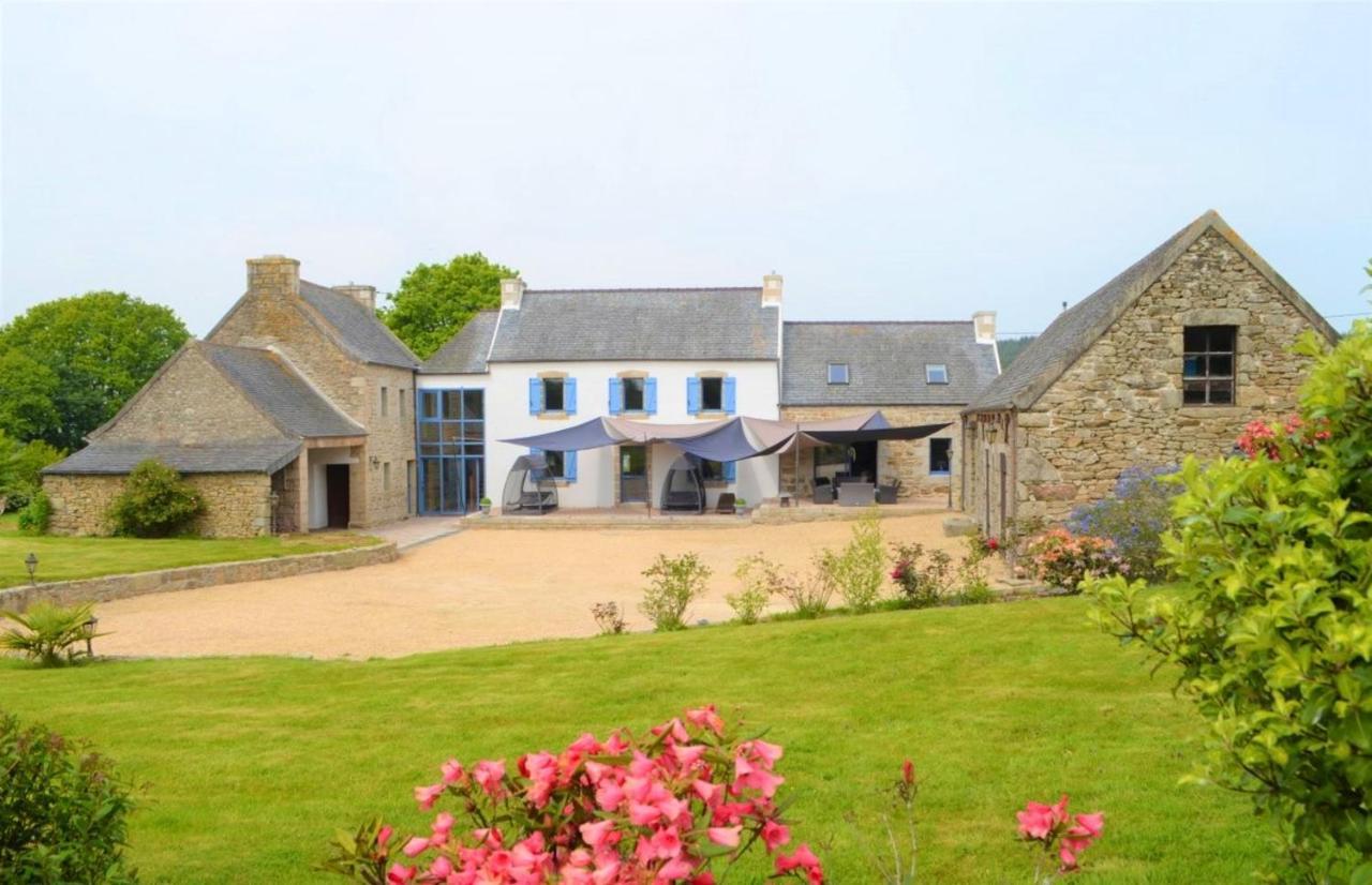 Maison Spacieuse A Plougonven Avec Jacuzzi Et Jardin エクステリア 写真